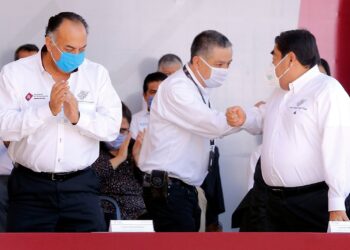 EN CEREMONIA DEL 1 DE MAYO SE RECONOCE   EL TRABAJO DE PERSONAL DE SALUD