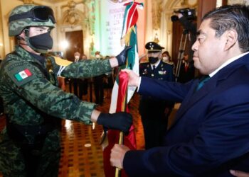 RECONOCE BARBOSA HUERTA A PERSONAL  DE LA SALUD EN GRITO DE INDEPENDENCIA