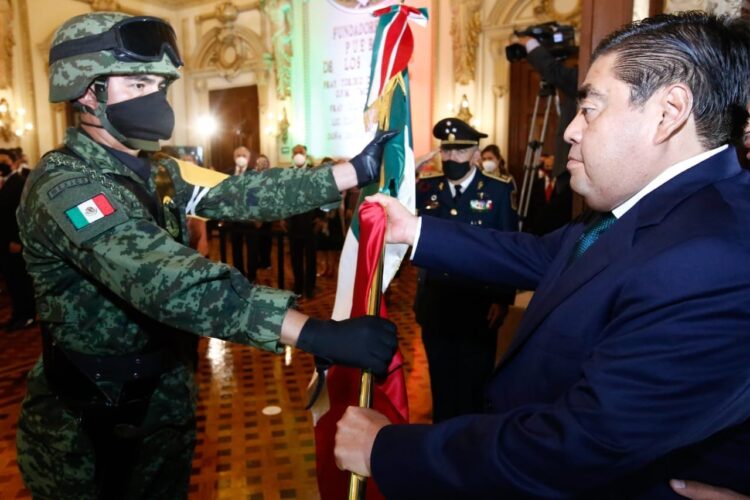 RECONOCE BARBOSA HUERTA A PERSONAL DE LA SALUD EN GRITO DE INDEPENDENCIA