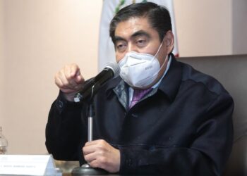 Cautela para no retroceder en semáforo epidemiológico, pide Miguel Barbosa.
