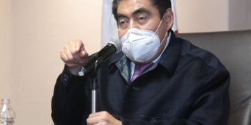 Cautela para no retroceder en semáforo epidemiológico, pide Miguel Barbosa.