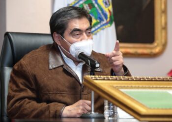 Autonomía de la BUAP no está siendo atacada, Juan Velásquez viene a defender al rector y su familia: Miguel Barbosa