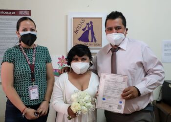 Con entrega de acta de matrimonio, SEDIF brinda certeza jurídica y fortalece unión familiar