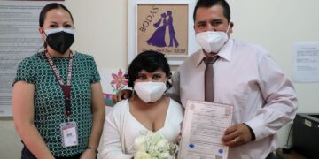 Con entrega de acta de matrimonio, SEDIF brinda certeza jurídica y fortalece unión familiar