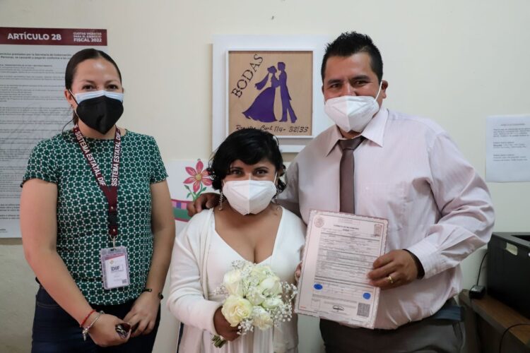 Con entrega de acta de matrimonio, SEDIF brinda certeza jurídica y fortalece unión familiar