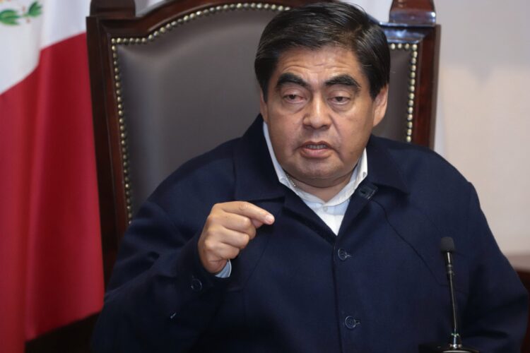 LLAMA MBH A ALCALDES A SEPARAR DE SUS CARGOS A POLICÍAS CON VÍNCULOS DELICTIVOS