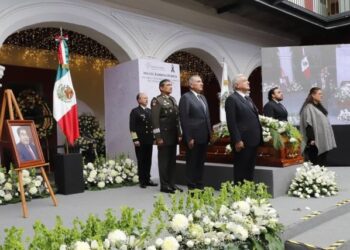 EN CASA AGUAYO, PRESIDE AMLO HOMENAJE PÓSTUMO AL GOBERNADOR MIGUEL BARBOSA HUERTA