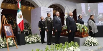 EN CASA AGUAYO, PRESIDE AMLO HOMENAJE PÓSTUMO AL GOBERNADOR MIGUEL BARBOSA HUERTA