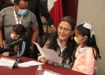 Con aparatos auditivos especializados, Patronato del SEDIF combate exclusión social