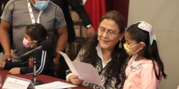 Con aparatos auditivos especializados, Patronato del SEDIF combate exclusión social