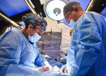 Durante “Martes Ciudadano”, Salud beneficia a mujer con operaciones de hernia y lipoma
