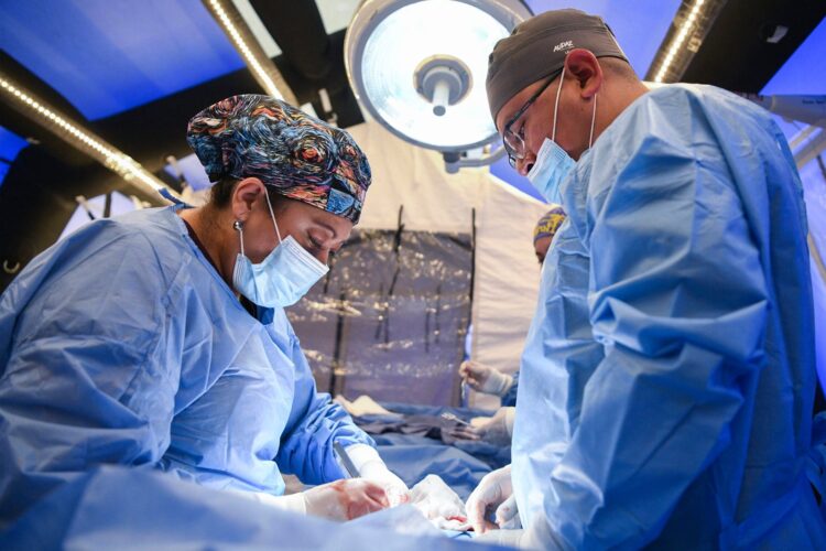 Durante “Martes Ciudadano”, Salud beneficia a mujer con operaciones de hernia y lipoma