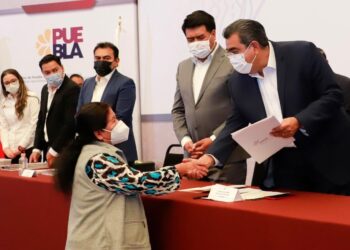 Entrega Gobernador de Puebla 181 títulos de propiedad del Programa de Regularización de Predios