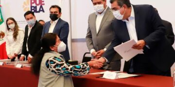 Entrega Gobernador de Puebla 181 títulos de propiedad del Programa de Regularización de Predios