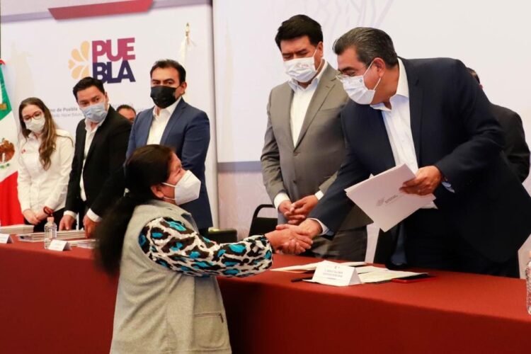 Entrega Gobernador de Puebla 181 títulos de propiedad del Programa de Regularización de Predios