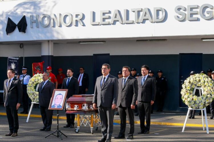 Preside Gobernador de Puebla homenaje a policía estatal que perdió la vida en cumplimiento de su deber