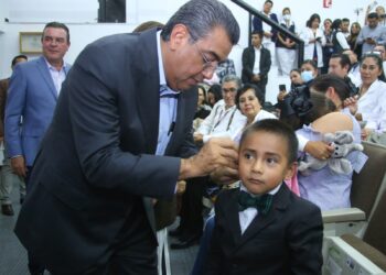 MANTIENE PUEBLA LUCHA REAL CONTRA LA DESIGUALDAD; SERGIO SALOMÓN Y GABY BONILLA ENTREGAN APARATOS COCLEARES