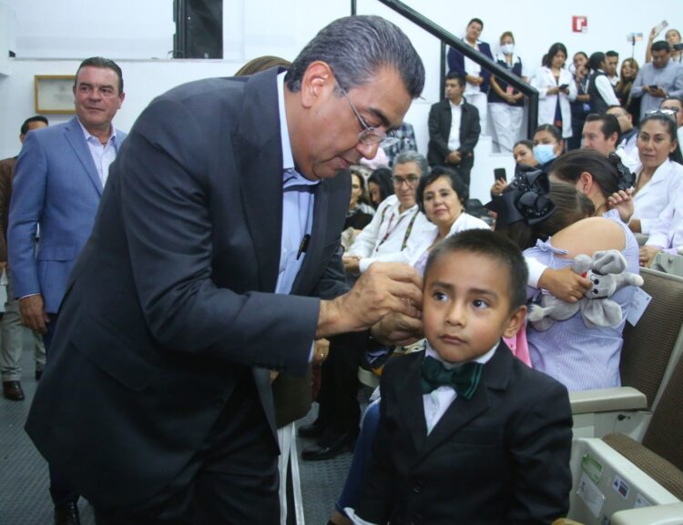 MANTIENE PUEBLA LUCHA REAL CONTRA LA DESIGUALDAD; SERGIO SALOMÓN Y GABY BONILLA ENTREGAN APARATOS COCLEARES