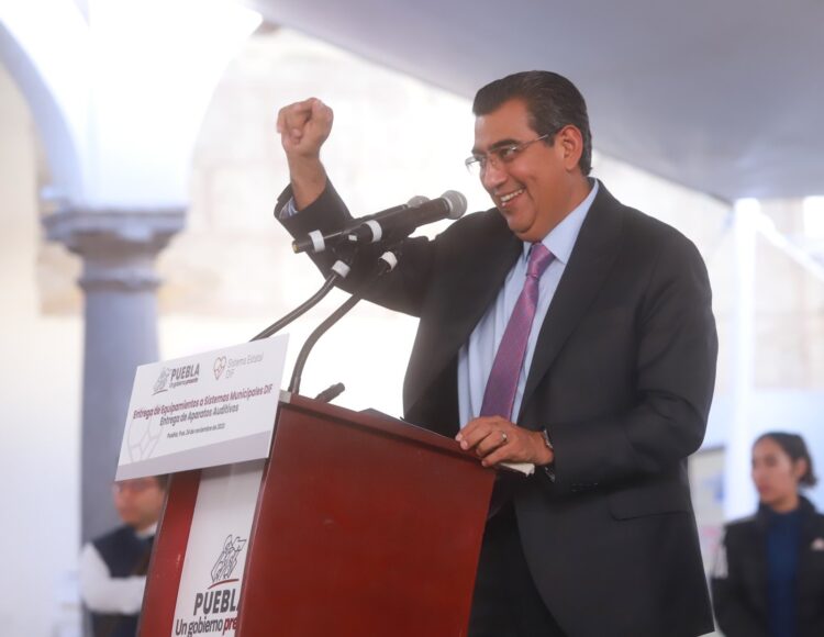 CON ENTREGA DE APARATOS AUDITIVOS Y EQUIPAMIENTOS, SERGIO SALOMÓN Y GABY BONILLA REFRENDAN COMPROMISO CON SECTORES VULNERABLES