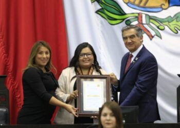 Atestigua Américo entrega de medalla al mérito a investigadora matamorense