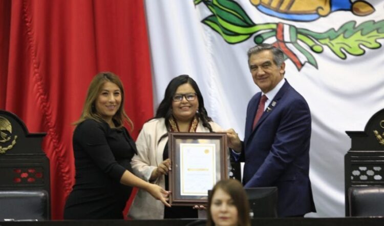Atestigua Américo entrega de medalla al mérito a investigadora matamorense