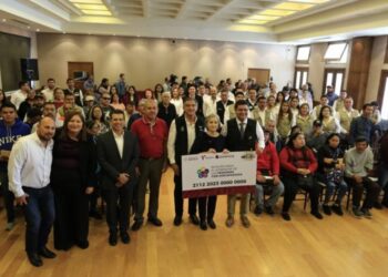 Entregan Américo y María tarjetas de pensión a personas con discapacidad
