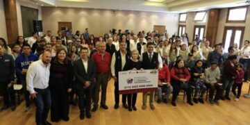Entregan Américo y María tarjetas de pensión a personas con discapacidad