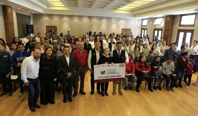 Entregan Américo y María tarjetas de pensión a personas con discapacidad