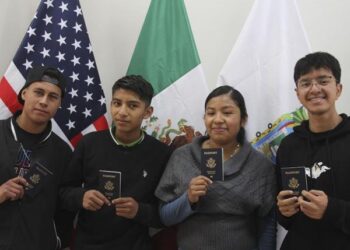 Entrega gobierno estatal pasaportes americanos a niñas, niños y jóvenes poblanos binacionales