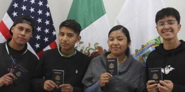 Entrega gobierno estatal pasaportes americanos a niñas, niños y jóvenes poblanos binacionales
