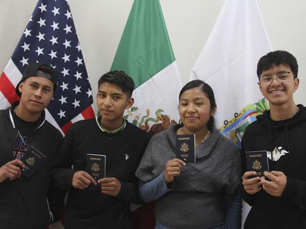 Entrega gobierno estatal pasaportes americanos a niñas, niños y jóvenes poblanos binacionales