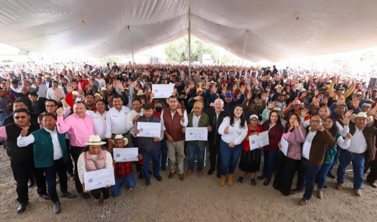 EN TEPEACA, GOBIERNOS FEDERAL Y DE PUEBLA INICIAN PROGRAMA DE ENTREGA DE FERTILIZANTE