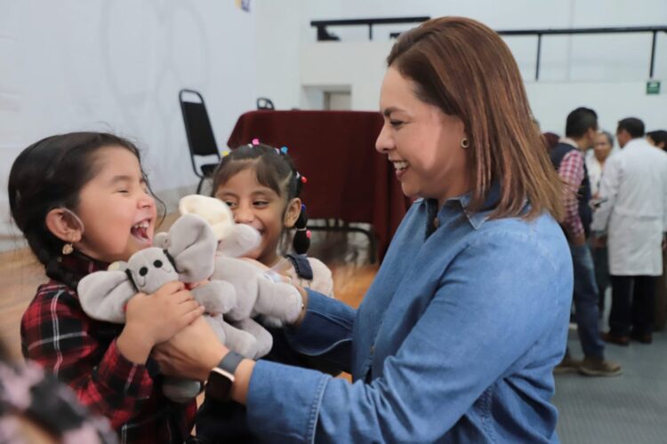 Encabeza Gaby Bonilla encendido de seis aparatos cocleares