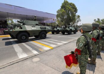 CON DESFILE CÍVICO-MILITAR, PUEBLA CELEBRA 5 DE MAYO