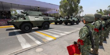 CON DESFILE CÍVICO-MILITAR, PUEBLA CELEBRA 5 DE MAYO