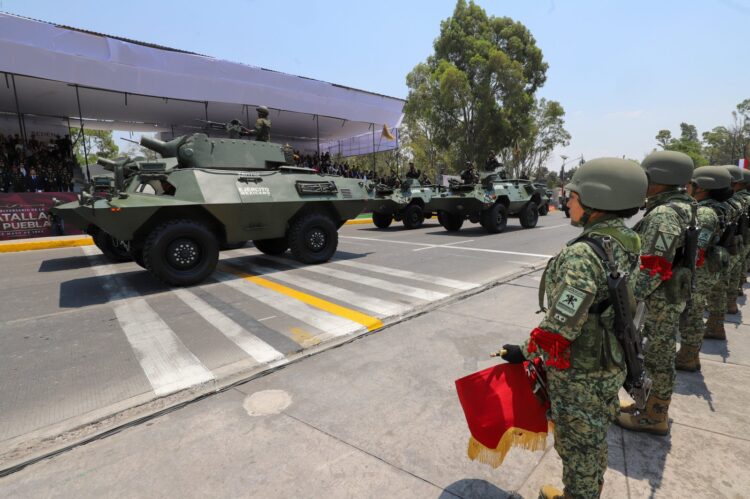 CON DESFILE CÍVICO-MILITAR, PUEBLA CELEBRA 5 DE MAYO