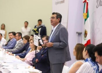 Reconocen Sergio Salomón y Alejandro Armenta papel de periodistas en Puebla