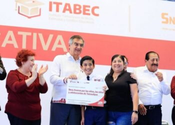ENTREGA AMÉRICO BECAS QUE BENEFICIAN A 54 MIL ESTUDIANTES DE TAMAULIPAS