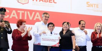 ENTREGA AMÉRICO BECAS QUE BENEFICIAN A 54 MIL ESTUDIANTES DE TAMAULIPAS