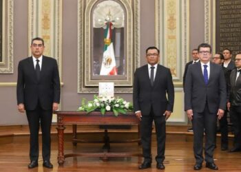 Asiste Sergio Salomón a homenaje póstumo del diputado Carlos Navarro Corro
