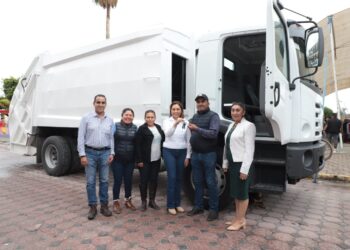 Encabeza Gaby Bonilla entrega de apoyos en Santo Tomás Hueyotlipan