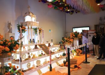 Promueve Turismo altar monumental de Tochimilco en Módulo Turístico de Puebla