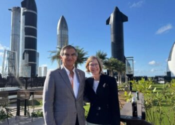Visita gobernador Américo Villarreal empresa SpaceX en Texas