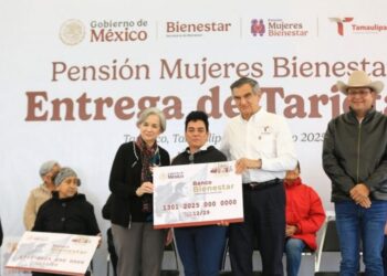 Entrega Américo Villarreal tarjetas del programa «Mujeres Pensión Bienestar»