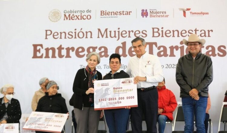 Entrega Américo Villarreal tarjetas del programa «Mujeres Pensión Bienestar»