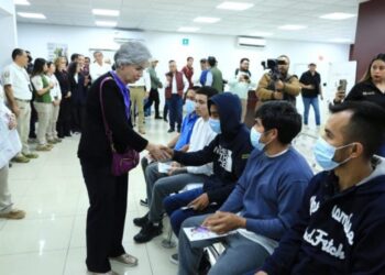Da bienvenida Américo a repatriados y recorre Centro de Atención en Reynosa