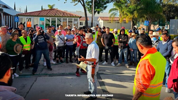 Personal de la Secretaría de Educación participa en faena comunitaria