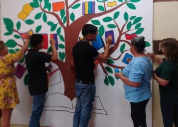 Adolescentes en externamiento crean mural ‘’El árbol de los libros’’