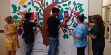 Adolescentes en externamiento crean mural ‘’El árbol de los libros’’