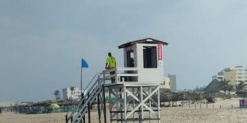 Llama Turismo a respetar los colores de bandera en playa